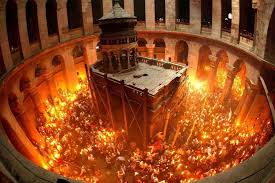 آلاف الأقباط يشهدون ظهور النور المقدس من قبر المسيح فى كنيسة القيامة بالقدس  (صور)