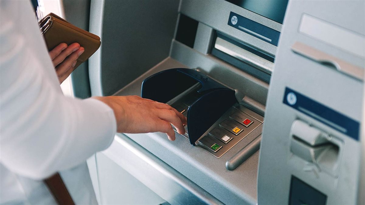 تجنب هذه التصرفات عند السحب من ماكينات الصراف الآلي ATM | الحق والضلال