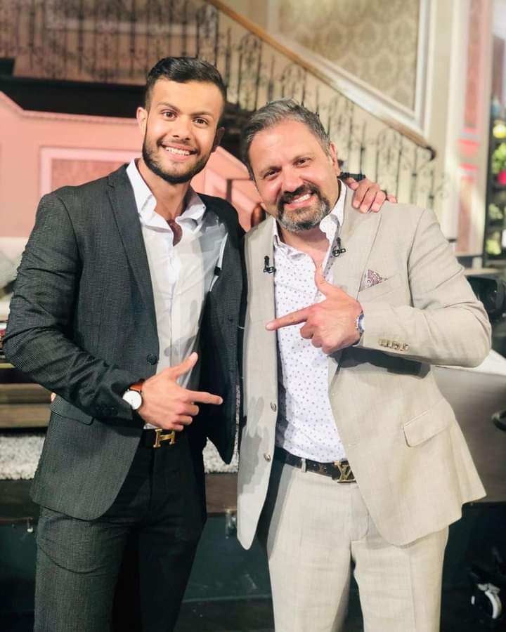 بالصورة شاهد كيف هنئ الفنان الجميل ادوارد ابنه المهندس بعيد ميلادة