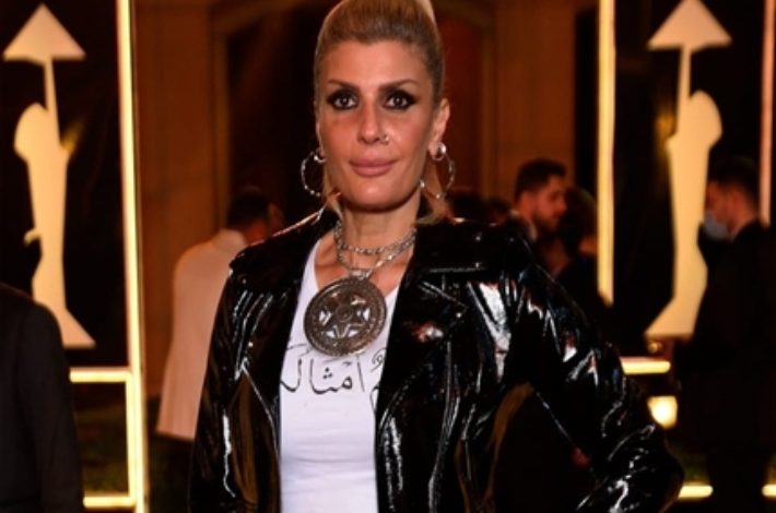 بالصور فنانة شهيره تكتب آية قرآنية على فستانها بمهرجان القاهرة السينمائي