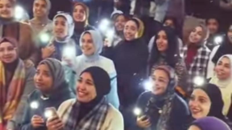 طلاب جامعين مسلمون يرنمون بمناسبة عيد الميلاد والتعليقات بين مؤيد ومعارض